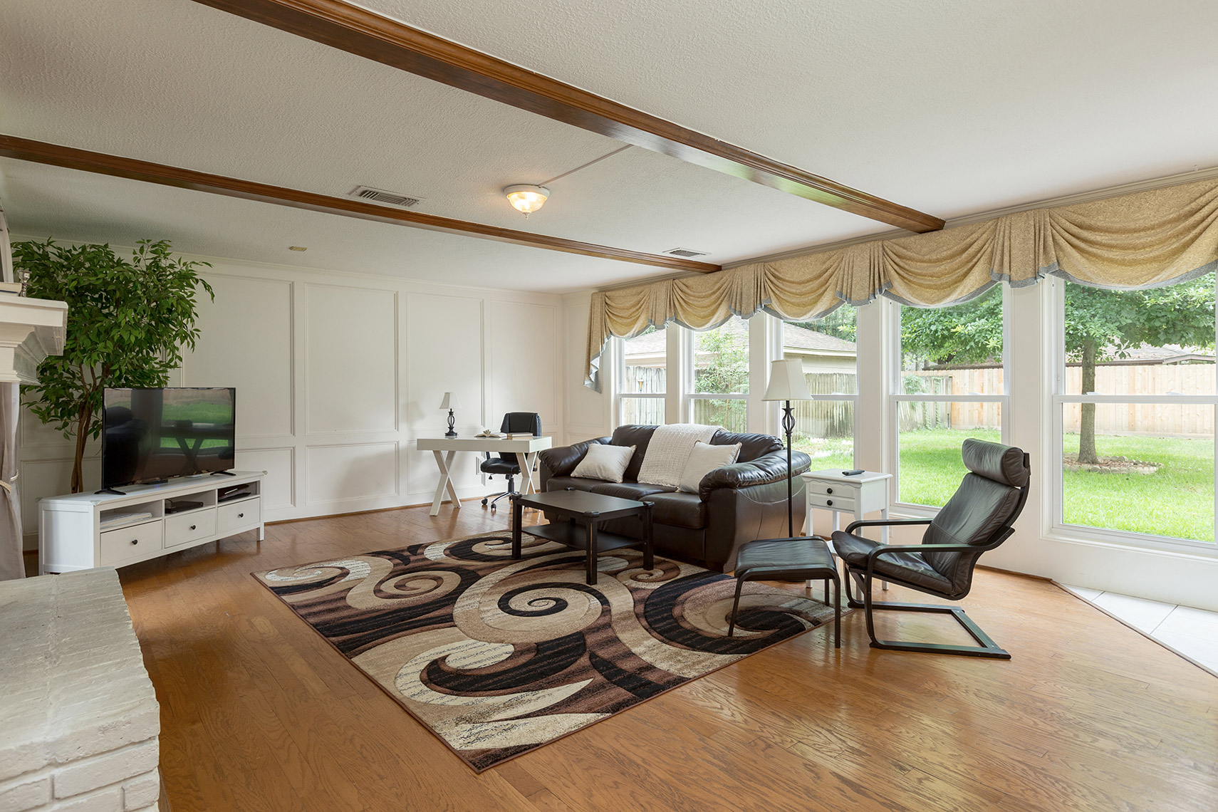 Living-room-with-hardwood-floors-Kingwood-TX