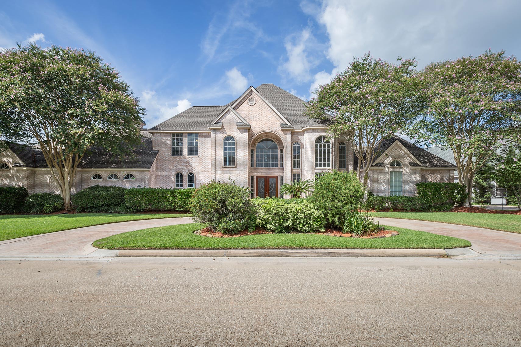 Front-exterior-of-a-custom-built-home-located-on-Lake-Conroe-architectural-photography