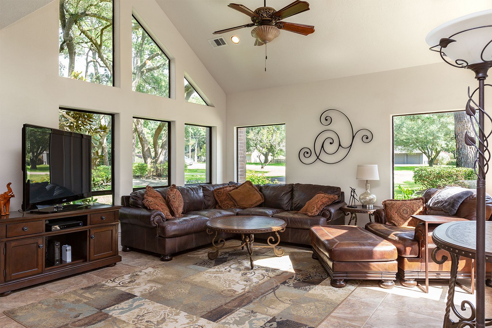 Gorgeous-formal-living-room-design-Kingwood-real-estate-photography